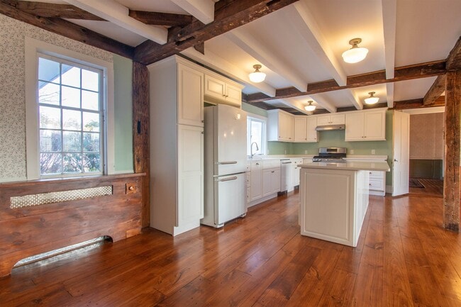 Building Photo - 267 N River Rd