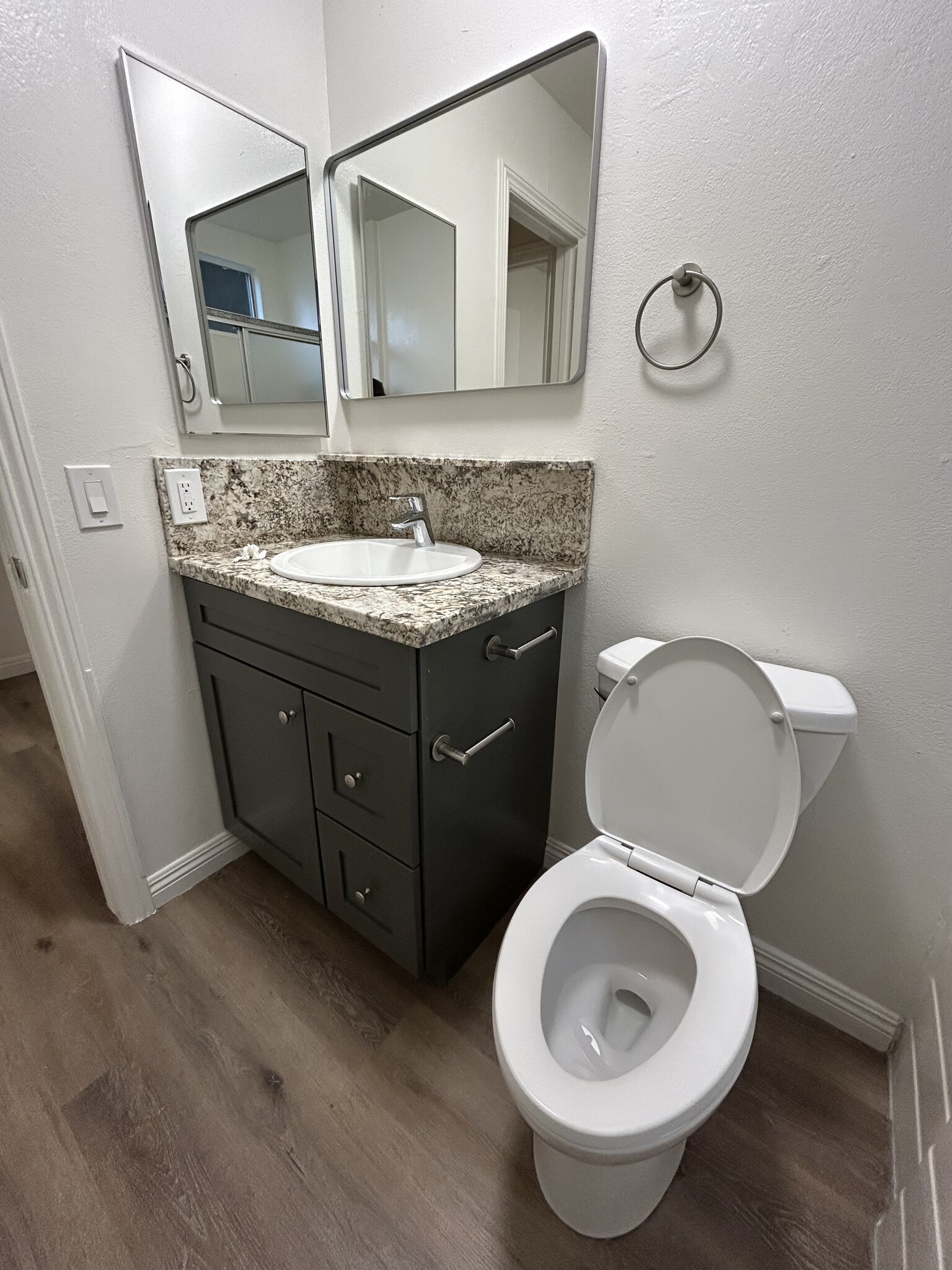 Full guest bathroom - 12421 Dorland St