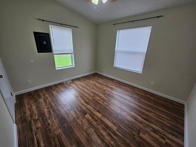 Building Photo - Spacious Home on 5 Acres For Rent!