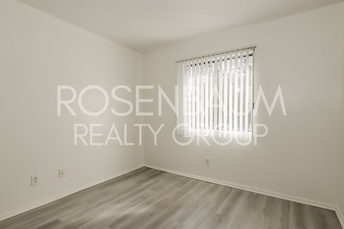 Building Photo - 354 W Delano St