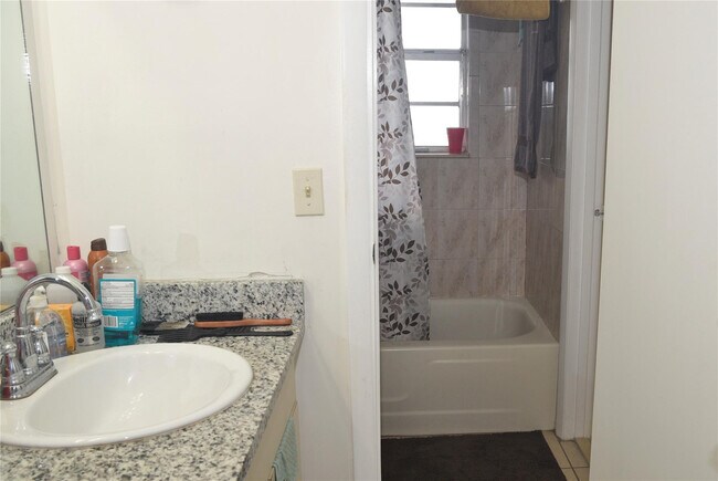 Building Photo - 7807 Golf Cir Dr