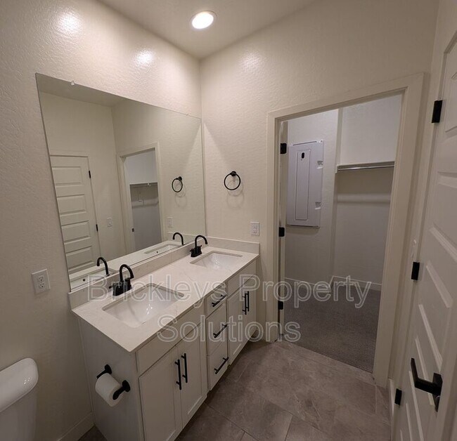 Building Photo - 4021 E Pony Ln
