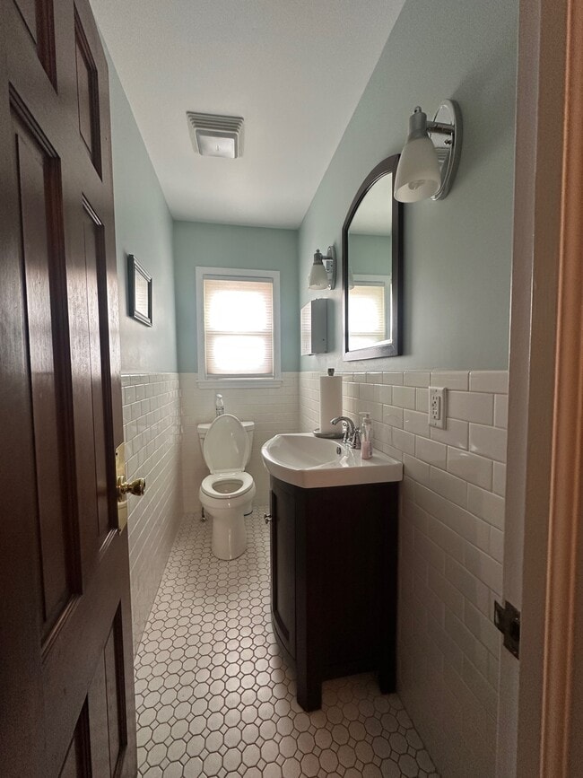 Building Photo - 932 Robinson St