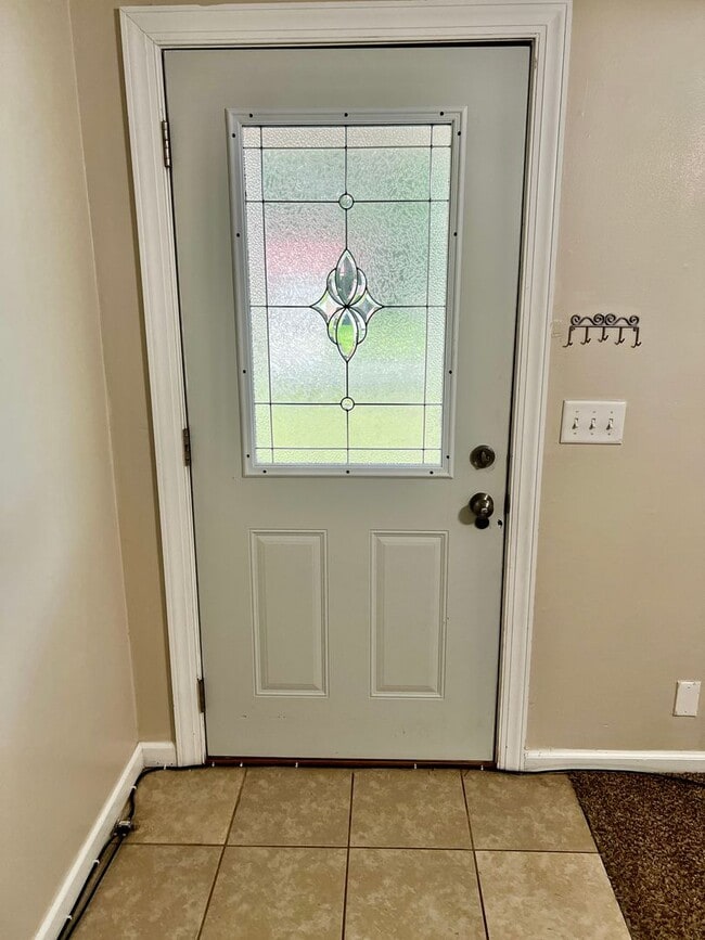 Building Photo - 3/2 LARGE fenced in yard!