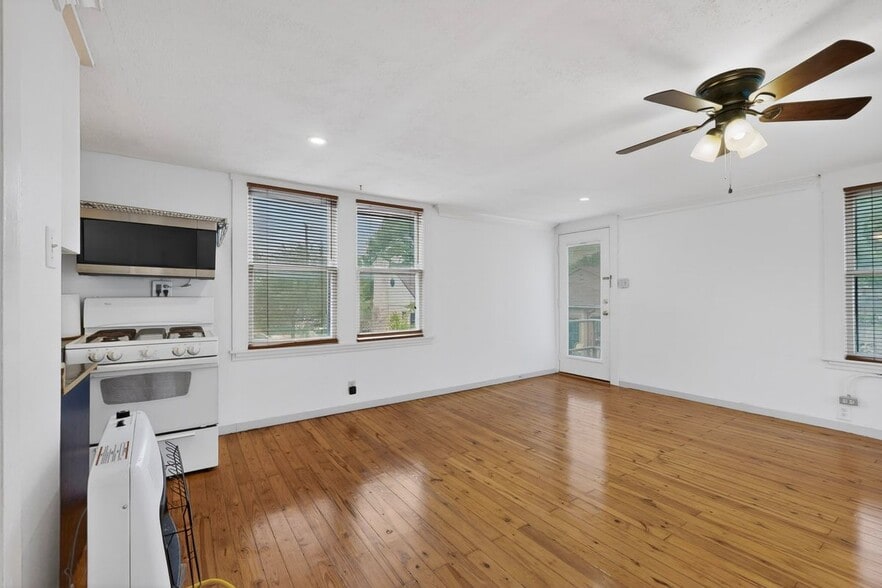 Building Photo - 526 W Lynwood Ave