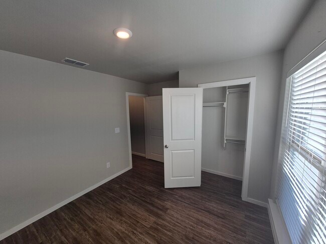 Building Photo - 2112 N Jayton Ave