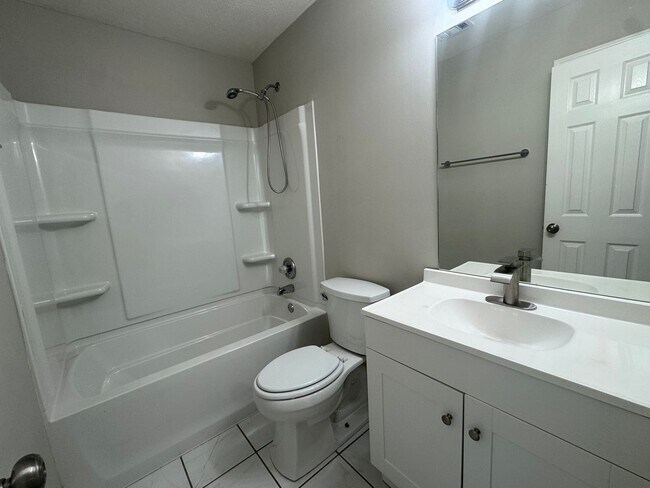 Building Photo - 7002 Oak Side Ct