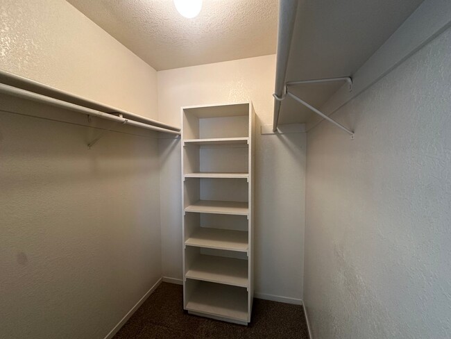 Building Photo - Adorable Midtown Condo!