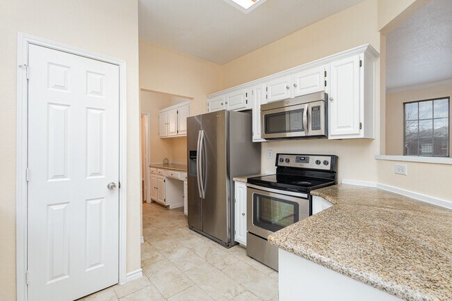 Building Photo - 704 White Oak St