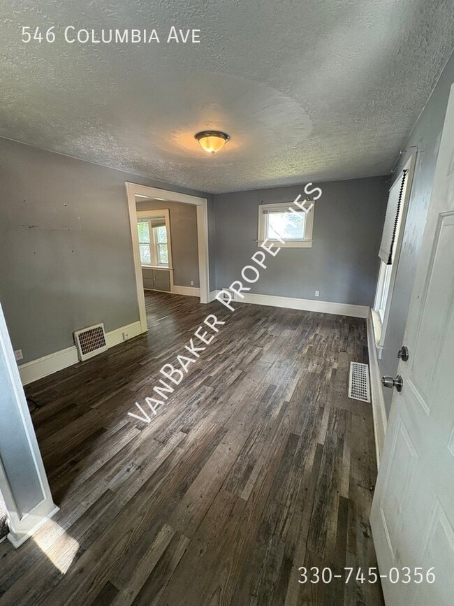 Building Photo - 546 Columbia Ave