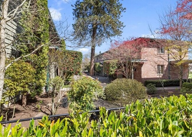 Building Photo - Amazing West Hills Condo! W/S/G + Heat inc...