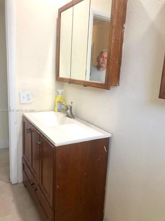 Building Photo - 4900 SW 36th Ct