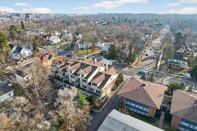 Building Photo - 934 W Huron St