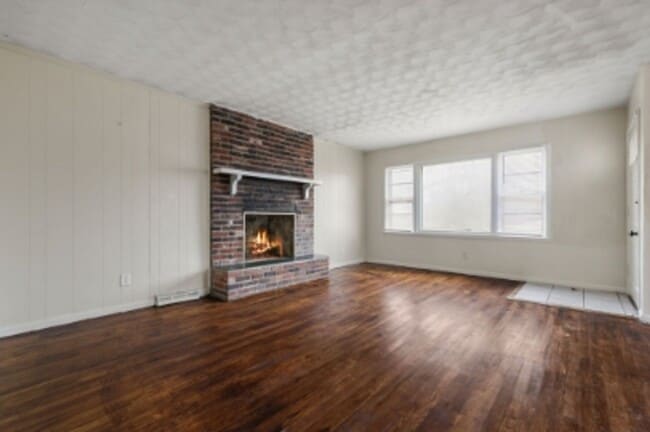 Building Photo - 4 Bed 13 Minutes From Downtown!