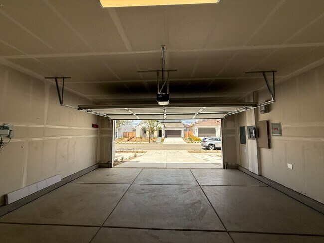 Building Photo - 3 bedroom, 2 bathroom home located in the vibrant community of Madera, CA