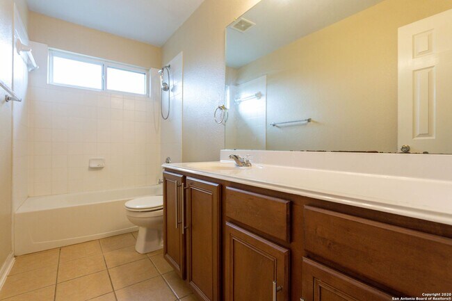 Building Photo - Spacious Stone Oak Beauty
