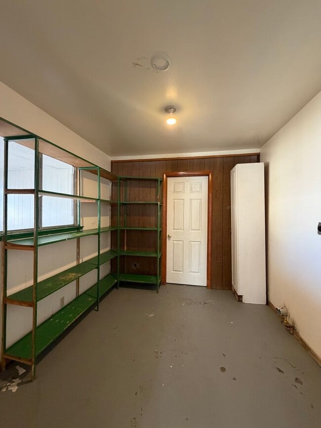 Building Photo - Spacious 3 Bedroom 2 Bathroom House For Rent