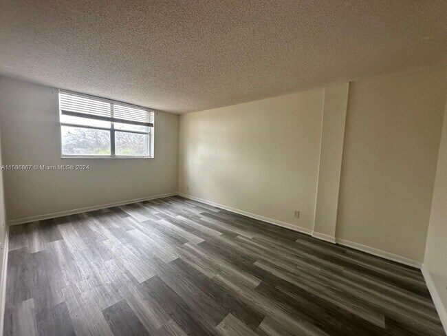 Building Photo - 470 Executive Center Dr
