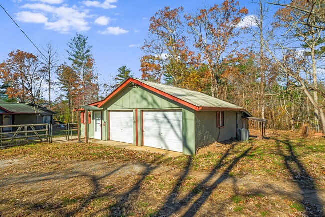 Building Photo - Rare 1-Bedroom in Fairview with Bonus Room...