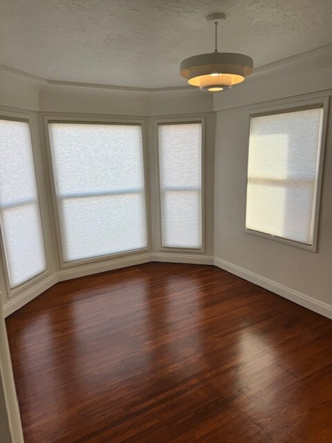 Building Photo - 2230 Alta Vista Dr