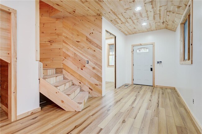 Building Photo - 413 Caroline St