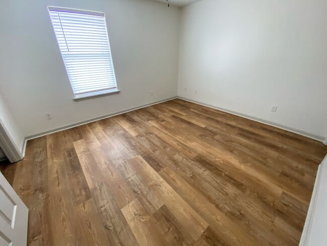 Building Photo - 2-Bed, 2.5-Bath Townhouse with Move-In Special – Walk to McNeese State University!