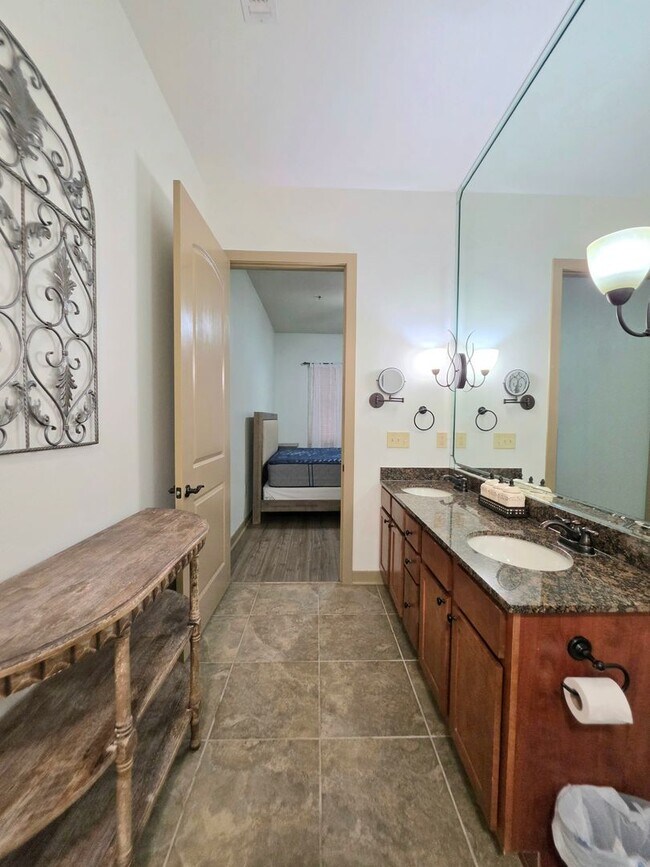 Building Photo - Ground floor 2/2 at The Enclave at Oak Hill