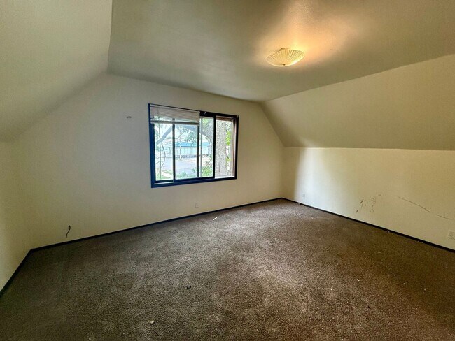 Building Photo - 902 Kickbusch St