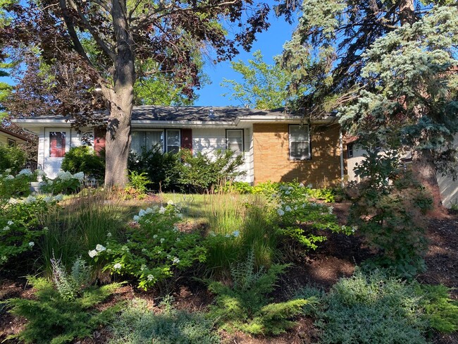 Building Photo - Charming NE Ranch w/ Two Car Garage