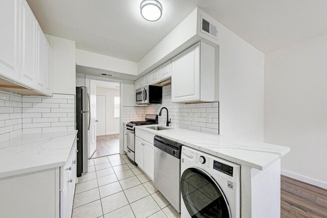 Building Photo - 2 month lease cute 1-1 blocks from campus and 1 block from UT shuttle