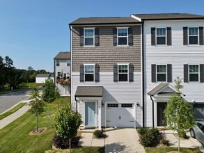 Building Photo - 11005 Woodland Crk Wy