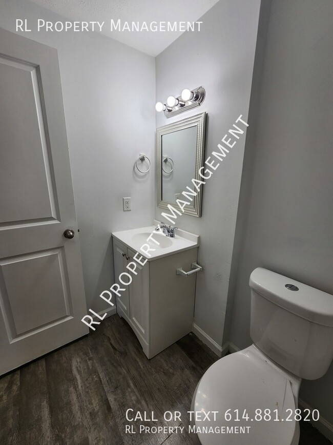 Building Photo - Spacious 3 bedroom 1.5 bathroom town home