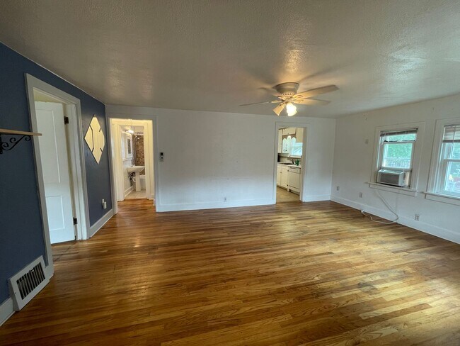 Building Photo - 919 23rd St