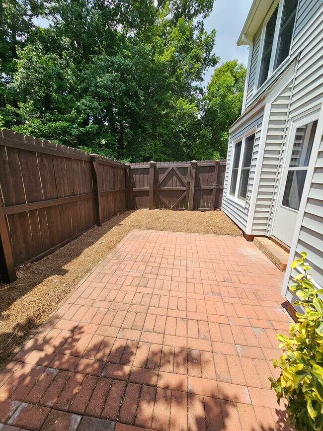 Building Photo - Townhome in Greensboro!
