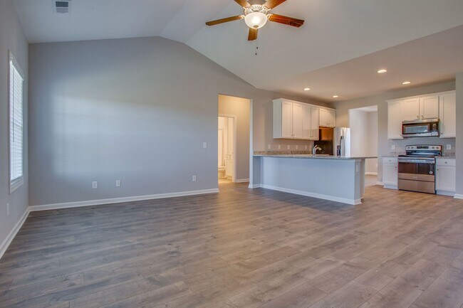 Building Photo - ***ASK ABOUT OUR FREE RENT SPECIAL (with a...