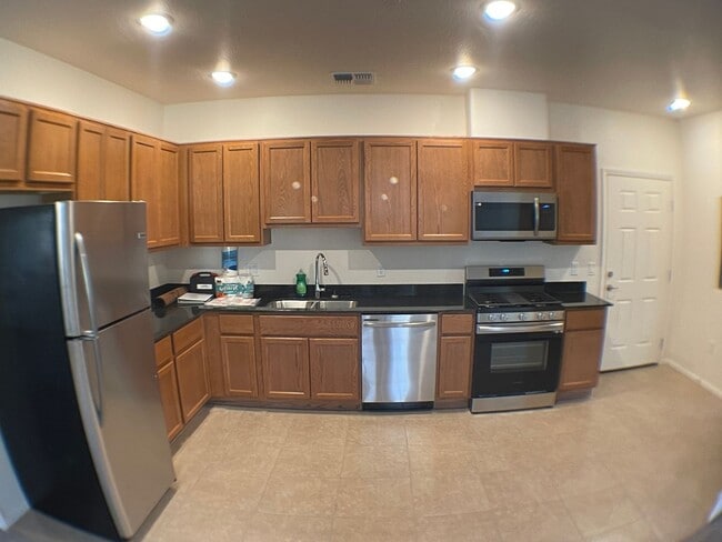 Building Photo - MOVE IN READY! Top-Floor Condo in the Hear...