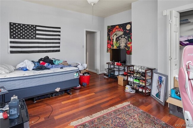 Building Photo - Huge 5 Bedroom House Next to VCU With Off ...