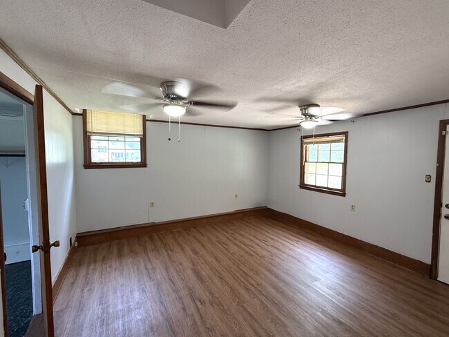 Building Photo - "Discover Comfort and Space: Charming 3-Bed, 2-Bath Home in Huntsville's Heart - 1808 Sq. Ft. of ...