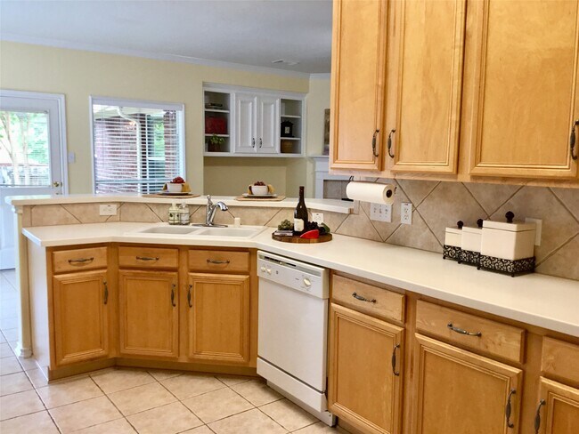 Building Photo - 114 N Queenscliff Cir