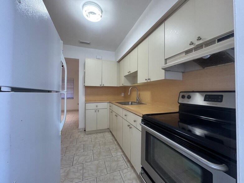 Building Photo - 2732 SW 23rd Ter
