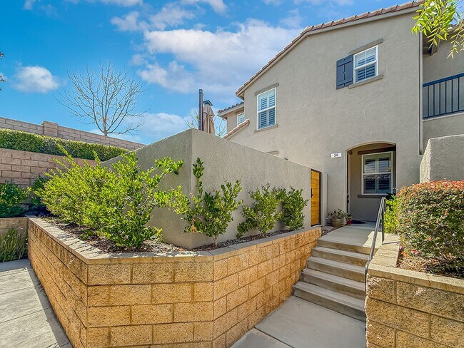 Building Photo - 3 bed, 2 1/2 bath townhome in sought-after Oak Terrace community