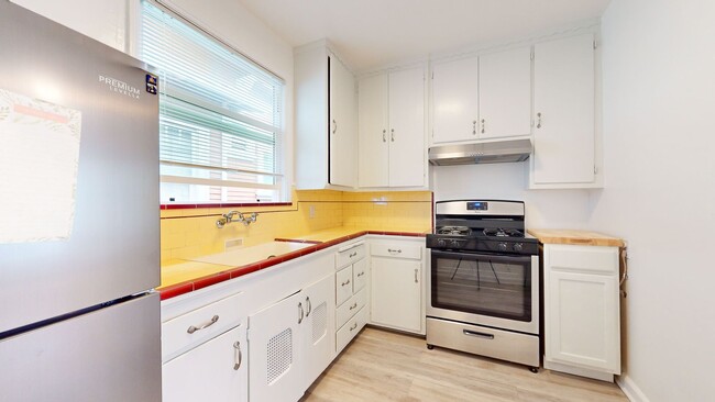 Building Photo - Charming 2 Bedroom Oakland Unit!