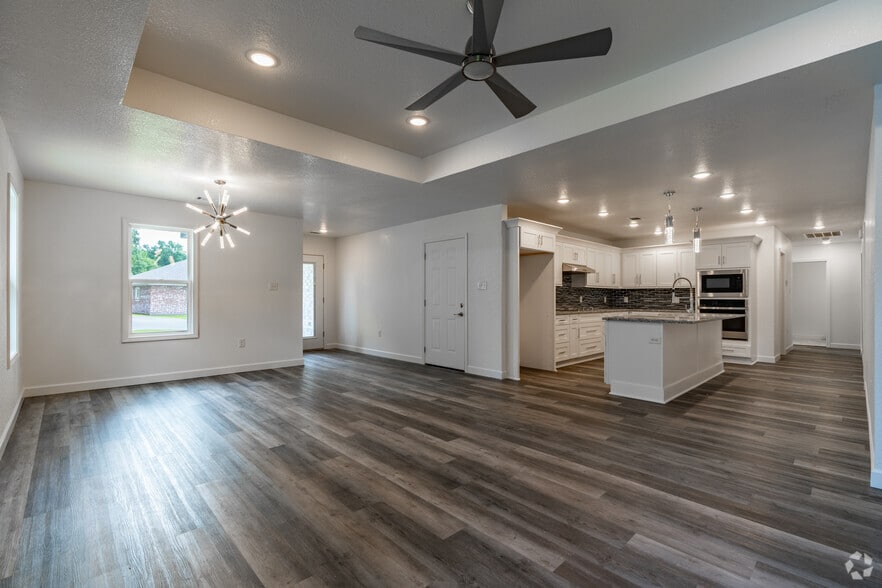 3BR, 2BA - 1600SF - Living Room - Oak Tree Manor Duplexes