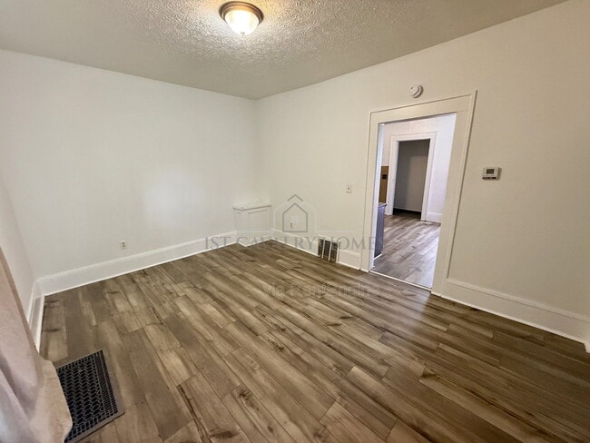 Building Photo - 895 Beardsley St