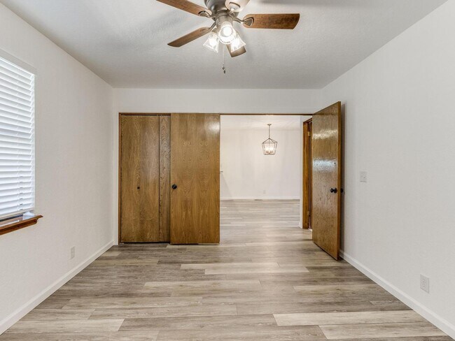 Building Photo - Beautiful 3bed/2bath Townhome Available in...