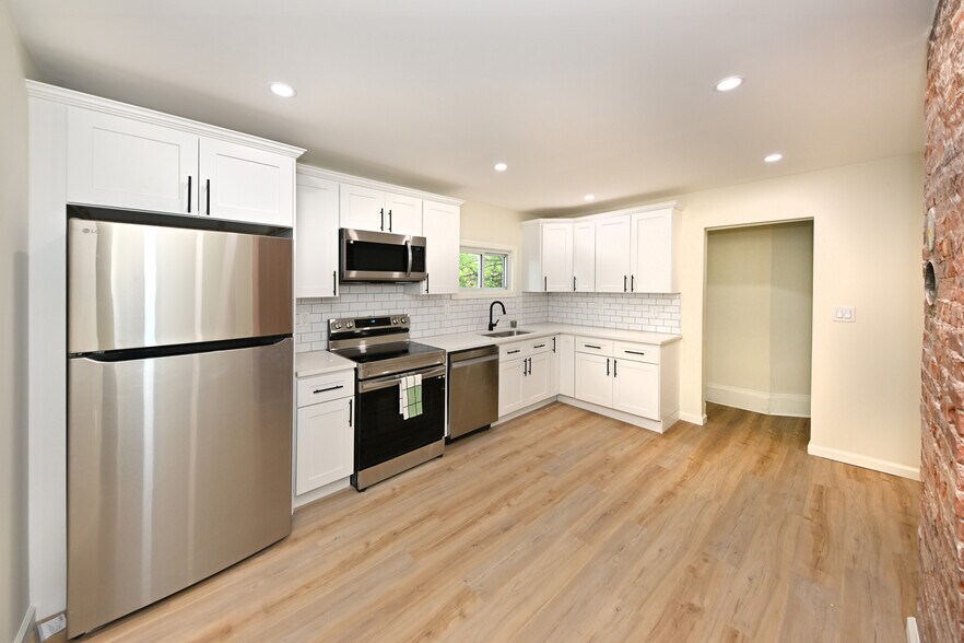 Building Photo - 32 Brainard Pl