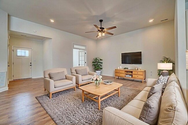 Building Photo - 4 bedroom condo in Suffolk