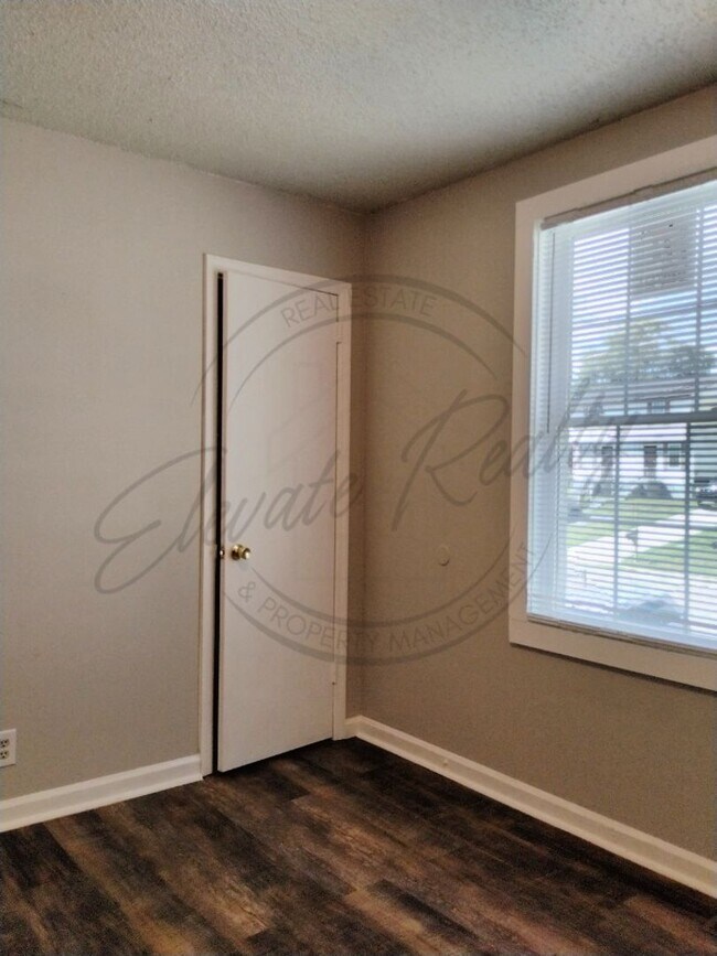 Building Photo - Two Bedroom Townhouse with deck near Trini...