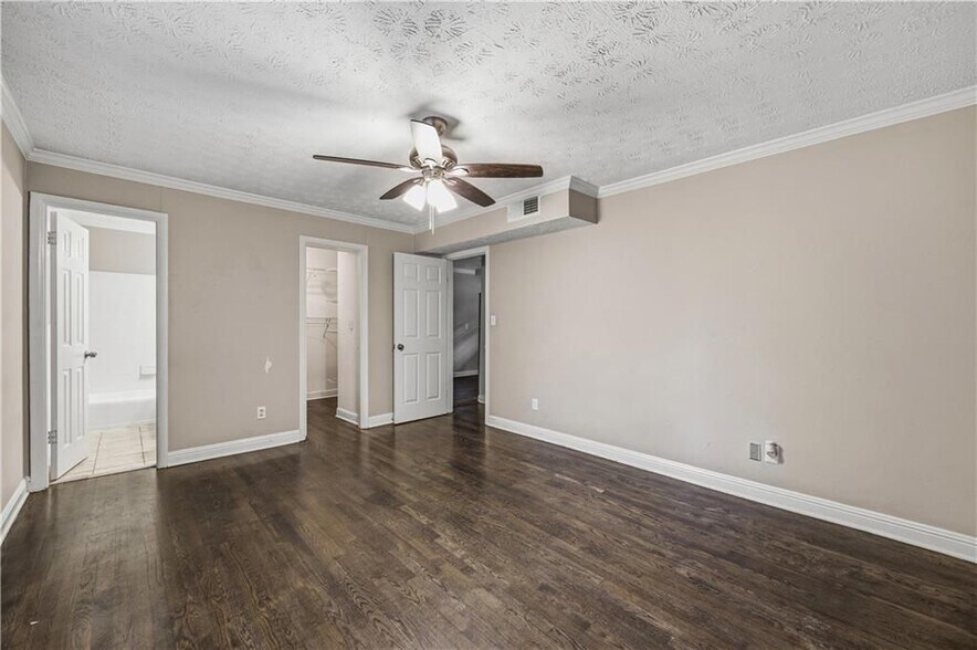 Building Photo - 21 Delmont Dr NE