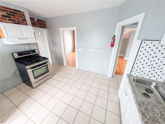 Building Photo - 53 Bancroft St